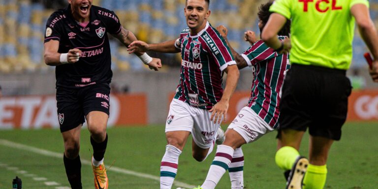 Fluminense bate Cruzeiro com golaço de falta de Leo Fernández