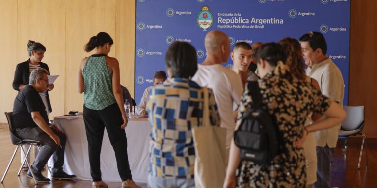 Argentinos residentes no Brasil vão à embaixada para eleger presidente