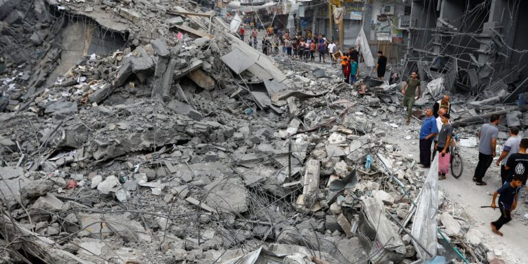 Israel intensifica bombardeios em Gaza e prepara ofensiva terrestre
