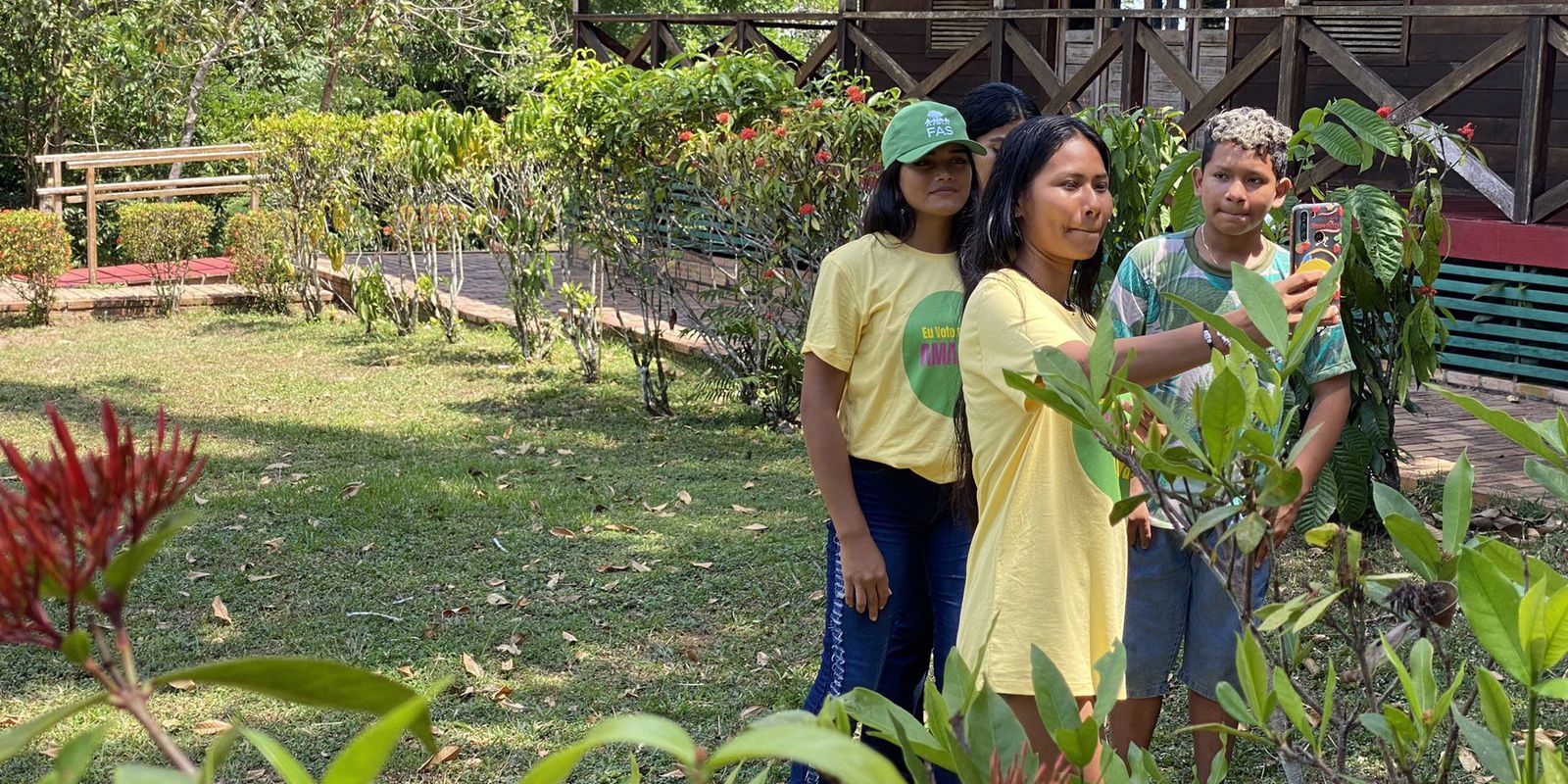 Jovens ribeirinhos no Amazonas viram "repórteres da floresta"