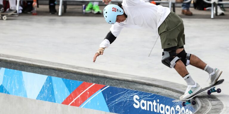 Santiago 2023: Augusto Akio garante prata no skate park