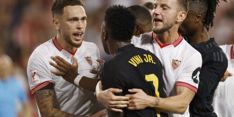 Sevilla expulsa torcedor que cometeu atos racistas em jogo contra Real