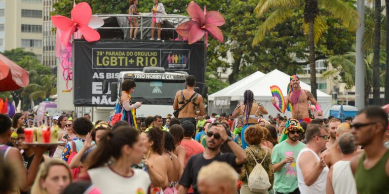 Parada LGBTI+ ocupa orla de Copacabana contra retrocessos