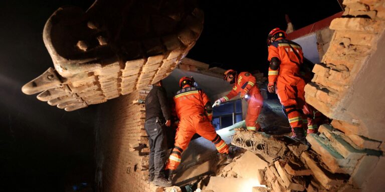 Terremoto mata mais de 100 pessoas na China e casas desabam