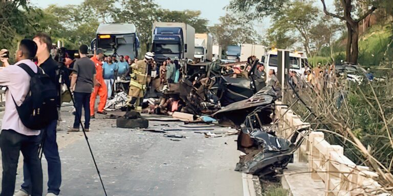 Acidente entre ônibus e caminhonete deixou ao menos 8 mortos em Minas