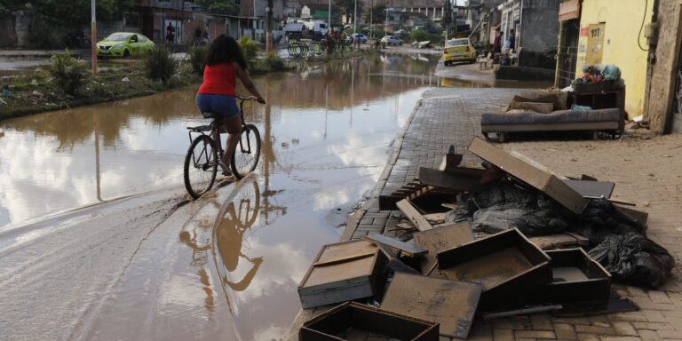 Entenda a relação de racismo ambiental e enchentes no Rio de Janeiro