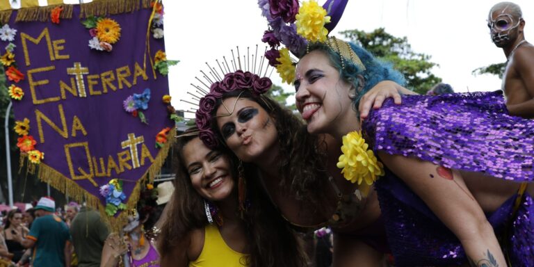 No bloco Me Enterra na Quarta, foliões negam fim do carnaval do Rio